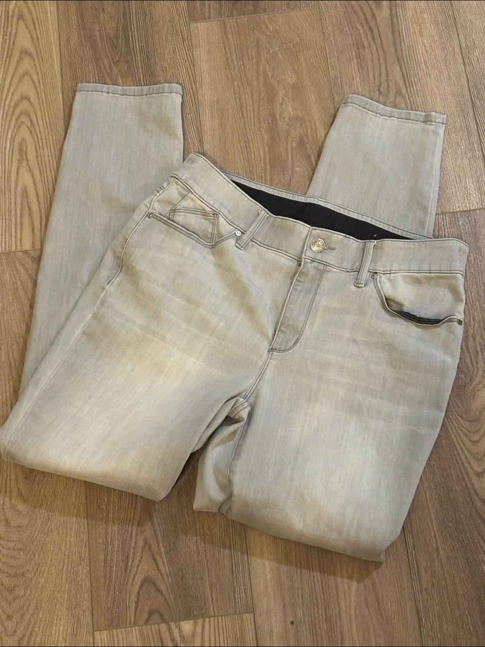 Chicos Jeans 1R US size 8 Women’s Gray Stretch Jeans.